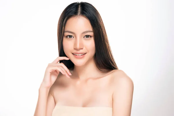Hermosa joven asiática mujer con limpia piel fresca — Foto de Stock