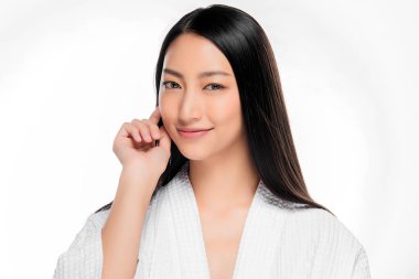 Temiz ciltli güzel Asyalı bir kadın.