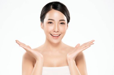 Temiz ciltli güzel Asyalı bir kadın.