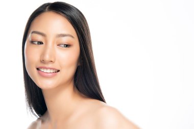 Temiz ciltli güzel Asyalı bir kadın.