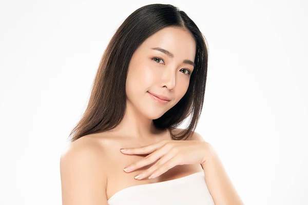 Schöne junge asiatische Frau mit sauberer, frischer Haut — Stockfoto
