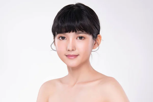 Красивая молодая азиатка с чистой свежей кожей — стоковое фото