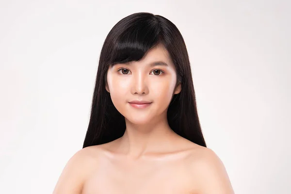 Красива молода азіатка з чистою свіжою шкірою — стокове фото