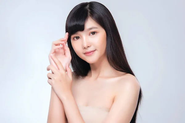 Beautiful Young asian Woman with Clean Fresh Skin — Stock Photo, Image