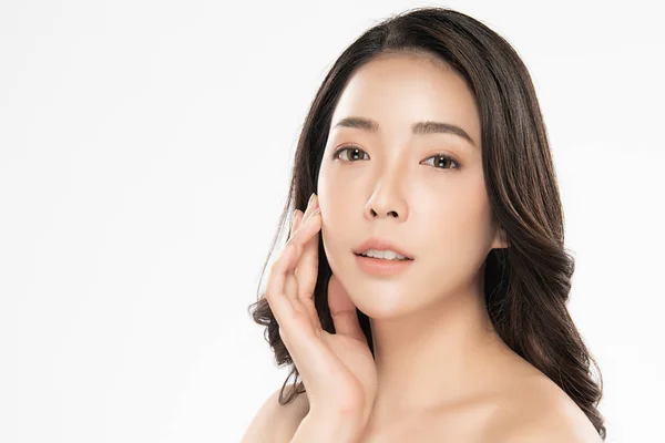 Mooie jonge aziatische vrouw met schone frisse huid — Stockfoto