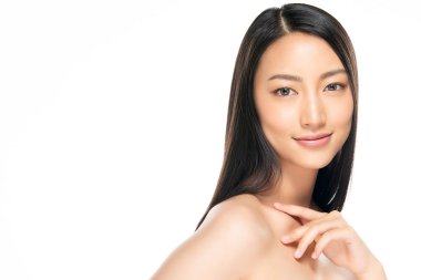 Temiz ciltli güzel Asyalı bir kadın.