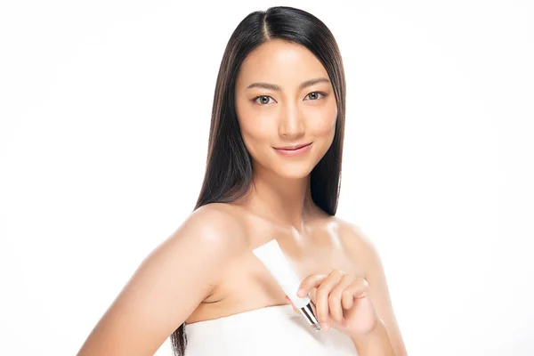 Красивая молодая азиатка с чистой свежей кожей — стоковое фото