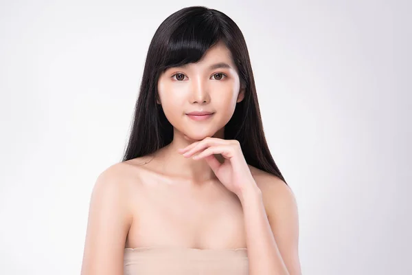 Mooie jonge aziatische vrouw met schone frisse huid — Stockfoto