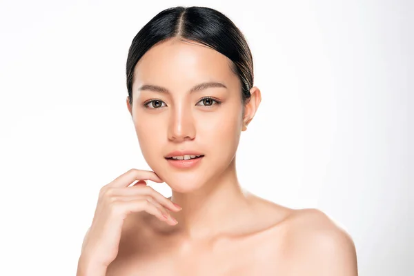 Hermosa joven asiática mujer con limpia piel fresca — Foto de Stock
