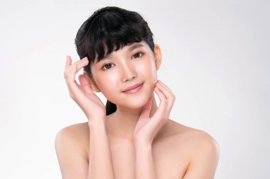 Temiz Taze Cilt dokunmatik kendi yüzü ile Güzel Genç Kadın, Yüz bakımı,