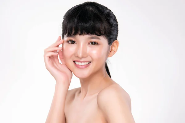 Belle jeune femme avec peau fraîche propre toucher son propre visage. Soin du visage, Belle femme asiatique souriante , — Photo