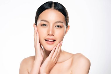Temiz ciltli güzel Asyalı bir kadın.