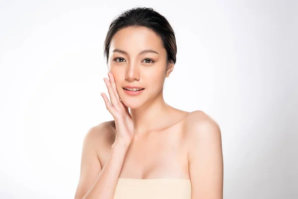 Wanita Asia muda yang cantik dengan kulit yang bersih, — Stok Foto