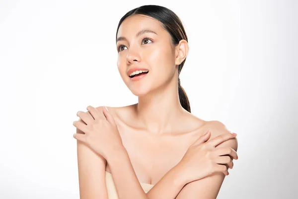 Mooie jonge aziatische vrouw met schone frisse huid, — Stockfoto