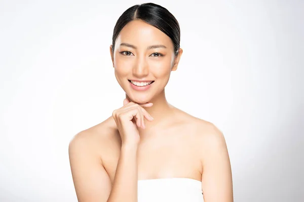 年轻美丽的亚洲女人，皮肤清澈, — 图库照片
