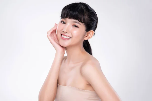 Hermosa joven asiática mujer con limpia piel fresca, —  Fotos de Stock