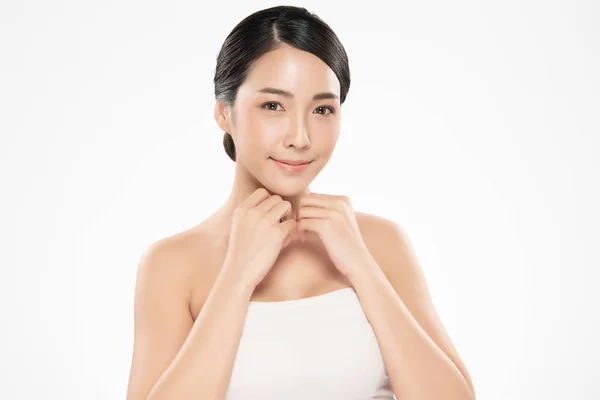 Krásná mladá asijská žena s čistou svěží pletí, — Stock fotografie