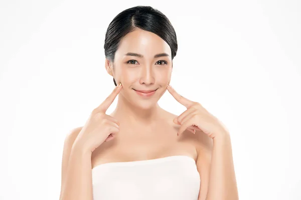 Hermosa joven asiática mujer con limpia piel fresca, — Foto de Stock