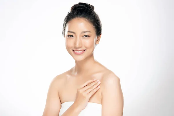Bella giovane donna asiatica con pelle fresca e pulita, — Foto Stock