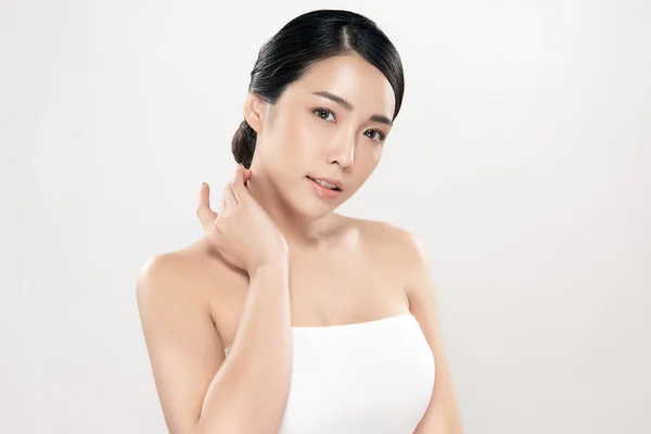 Gyönyörű fiatal ázsiai nő tiszta friss bőrrel, — Stock Fotó