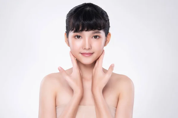 Belle jeune femme asiatique avec une peau propre et fraîche, — Photo