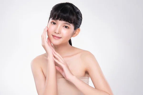 Beautiful Young Asian Woman with Clean Fresh Skin, — Stock Photo, Image