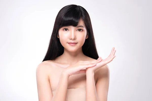 Beautiful Young Asian Woman with Clean Fresh Skin, — Stock Photo, Image