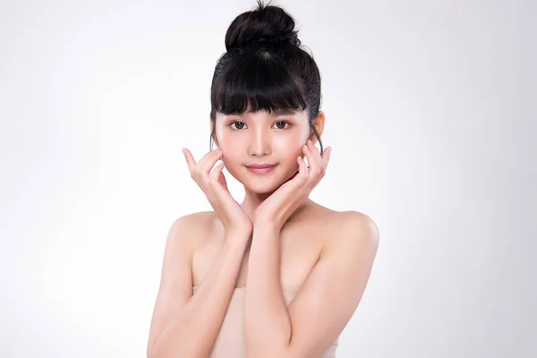 Belle jeune femme asiatique avec une peau propre et fraîche, — Photo