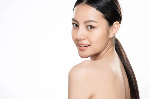 Mooie jonge aziatische vrouw met schone frisse huid, — Stockfoto