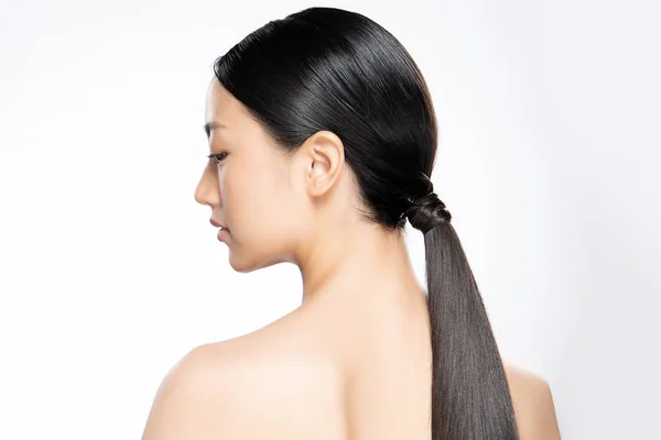 Gyönyörű fiatal ázsiai nő tiszta friss bőrrel, — Stock Fotó