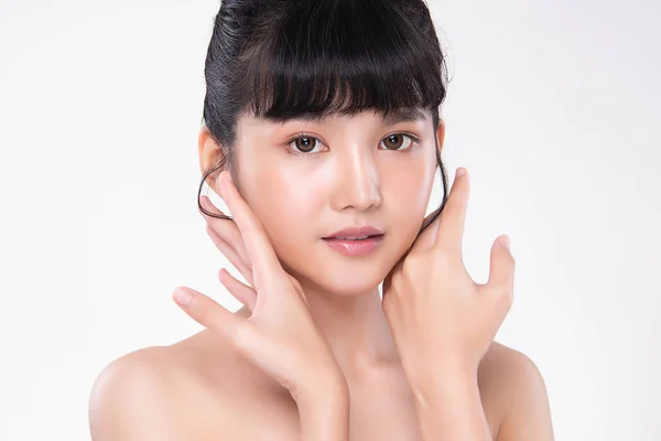 Vacker ung asiatisk kvinna med ren fräsch hud, — Stockfoto