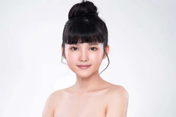 Belle jeune femme asiatique avec une peau propre et fraîche, — Photo