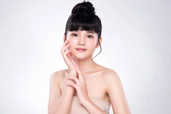 Hermosa joven asiática mujer con limpia piel fresca, —  Fotos de Stock