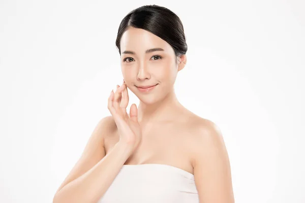 Hermosa joven asiática mujer con limpia piel fresca, — Foto de Stock