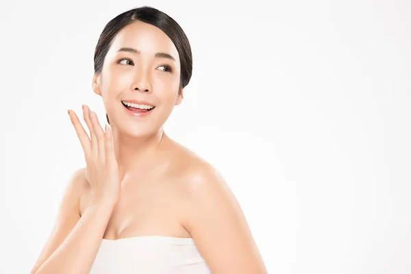 Vakker ung asiatisk kvinne med ren, frisk hud, – stockfoto