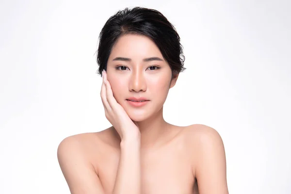 Belle jeune femme asiatique avec une peau propre et fraîche, — Photo