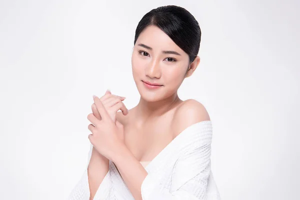 Krásná mladá asijská žena s čistou svěží pletí, — Stock fotografie