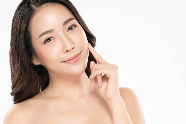 Schöne junge asiatische Frau mit sauberer, frischer Haut, — Stockfoto