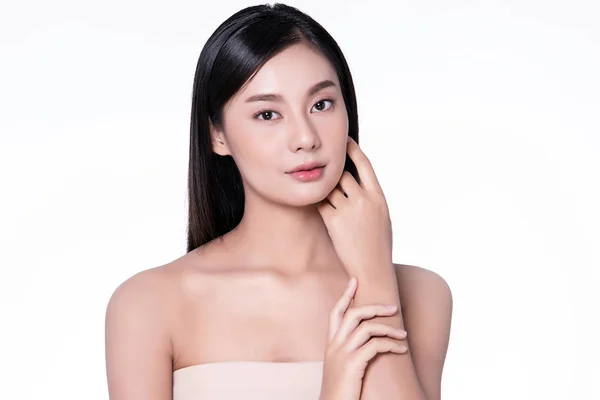 きれいな新鮮な肌を持つ美しい若いアジアの女性, — ストック写真