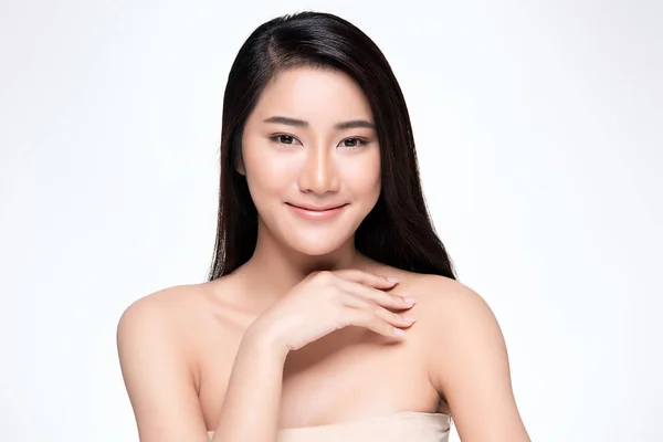Красивая молодая азиатка с чистой свежей кожей, — стоковое фото