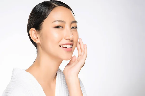 Vacker ung asiatisk kvinna med ren fräsch hud, — Stockfoto