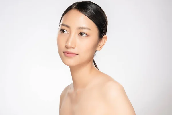 Vakker ung asiatisk kvinne med ren, frisk hud, – stockfoto