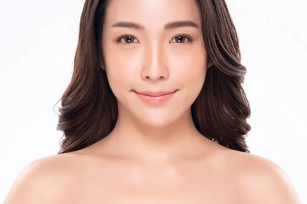 Gyönyörű ázsiai nő mosoly tiszta és friss bőr Boldogság és vidám pozitív érzelmi, elszigetelt fehér alapon, Szépség és kozmetika koncepció, — Stock Fotó