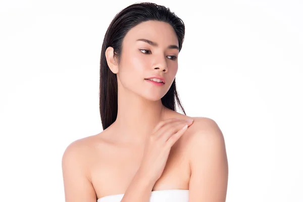 Hermosa mujer asiática joven mirando mientras toca el hombro sintiéndose tan feliz y alegre con una piel sana, limpia y fresca, aislada sobre un fondo blanco, Beauty Cosmetology Concept , —  Fotos de Stock