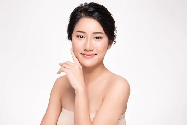 아름다운 아시아인젊은 여자는 부드러운 뺨을 만져 보면서 깨끗하고 신선 한 피부로 미소를 짓습니다. 행복하고 명랑하며, 하얀 배경 과아름다움 과 화장품 개념에 고립되어 있다. — 스톡 사진