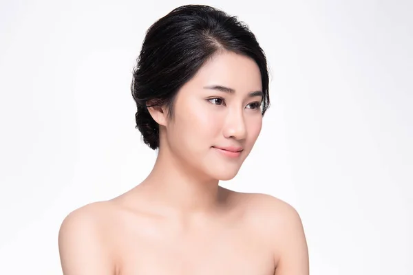 Belle jeune femme asiatique sourire avec une peau propre et fraîche. Bonheur et gaieté, isolé sur fond blanc, Beauté et Cosmétiques Concept . — Photo