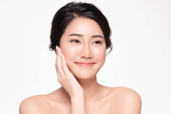 Bella asiatica giovane donna toccando guancia morbida e sorriso con pelle pulita e fresca. Felicità e allegria con, isolato su sfondo bianco, Beauty and Cosmetics Concept . — Foto Stock