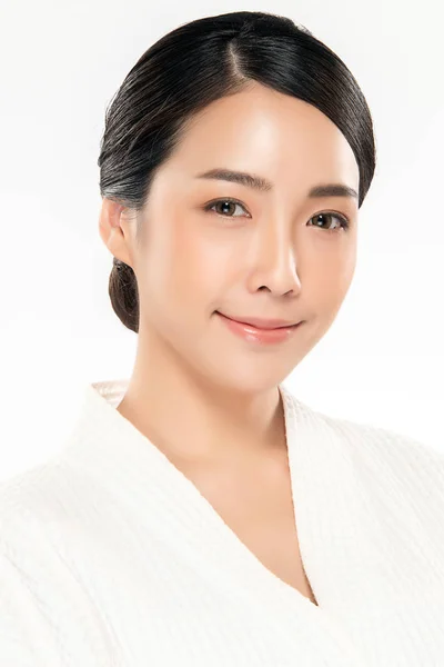 Schöne junge asiatische Frau lächelt mit sauberer und frischer Haut. glücklich und fröhlich, isoliert auf weißem Hintergrund, Schönheits- und Kosmetikkonzept. — Stockfoto
