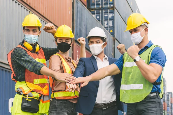 Trabajadores Construcción Ingenieros Están Entregando Juntos Para Colaborar Trabajo Con — Foto de Stock