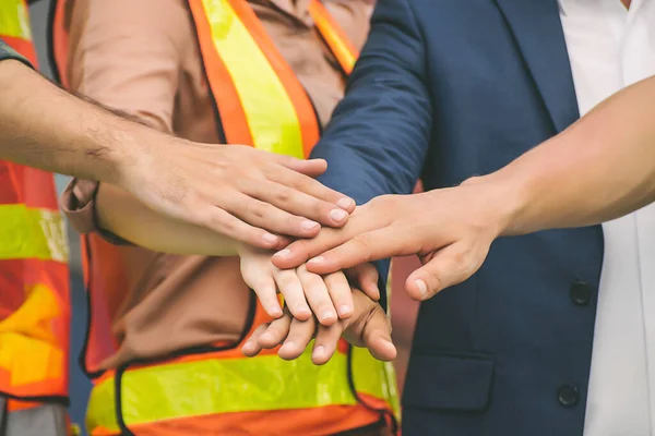 Equipos Trabajadores Construcción Están Entregando Juntos Para Colaborar Trabajo Con — Foto de Stock